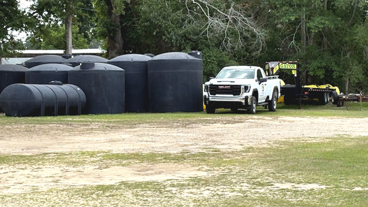 Chemical Containers Lyons store - outside black vertical polyethylene water tanks for sale